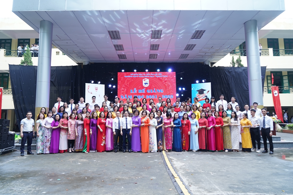 LỄ BẾ GIẢNG NĂM HỌC 2021 - 2022 CỦA THẦY V TR TRƯỜNG THPT TRẦN HƯNG ĐẠO  THANH XUN